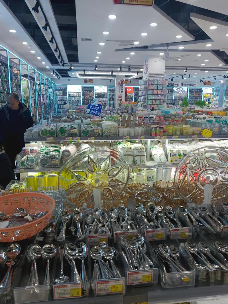 海口市可奋景百货店所在的海口百货批发市场位于海南省海口市琼山区凤翔街道办南国花园对面,是一个大型的综合性市场。如果您想了解具体位置和如何前往,请继续阅读。